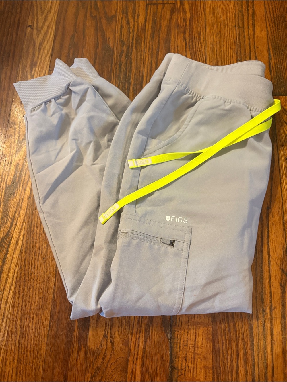 🎉Like New! FIGS Women's Light Gray Jogger Pants with Neon Yellow Drawstring